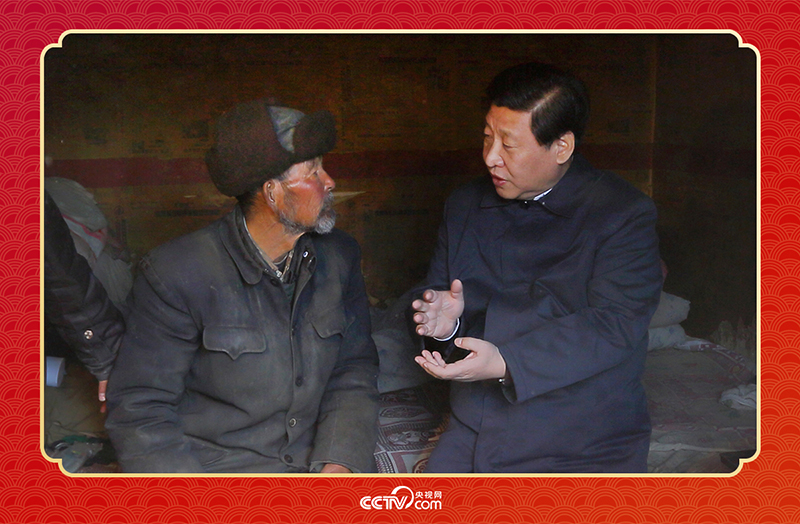 2013年2月3日，習(xí)近平總書記和甘肅省定西市渭源縣元古堆村八旬老黨員馬崗親切交談，了解當(dāng)?shù)厣a(chǎn)生活情況。