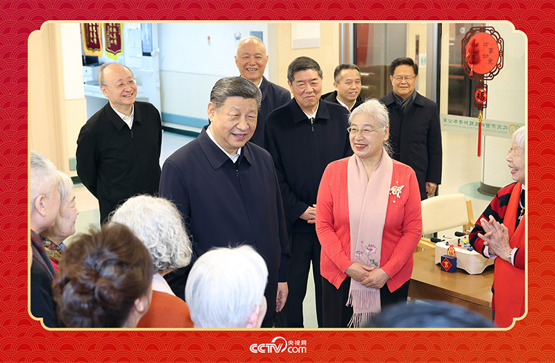 2026年2月10日，習(xí)近平總書記在北京西城區(qū)“吾老·新街”養(yǎng)老服務(wù)街區(qū)銀齡老年公寓考察時，同老人們親切交流。