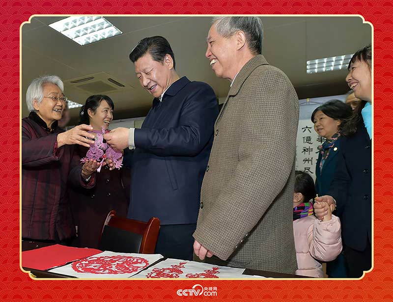 2015年2月15日，習(xí)近平在西安市雁塔區(qū)電子城街道二〇五所社區(qū)服務(wù)中心欣賞社區(qū)居民的剪紙作品。