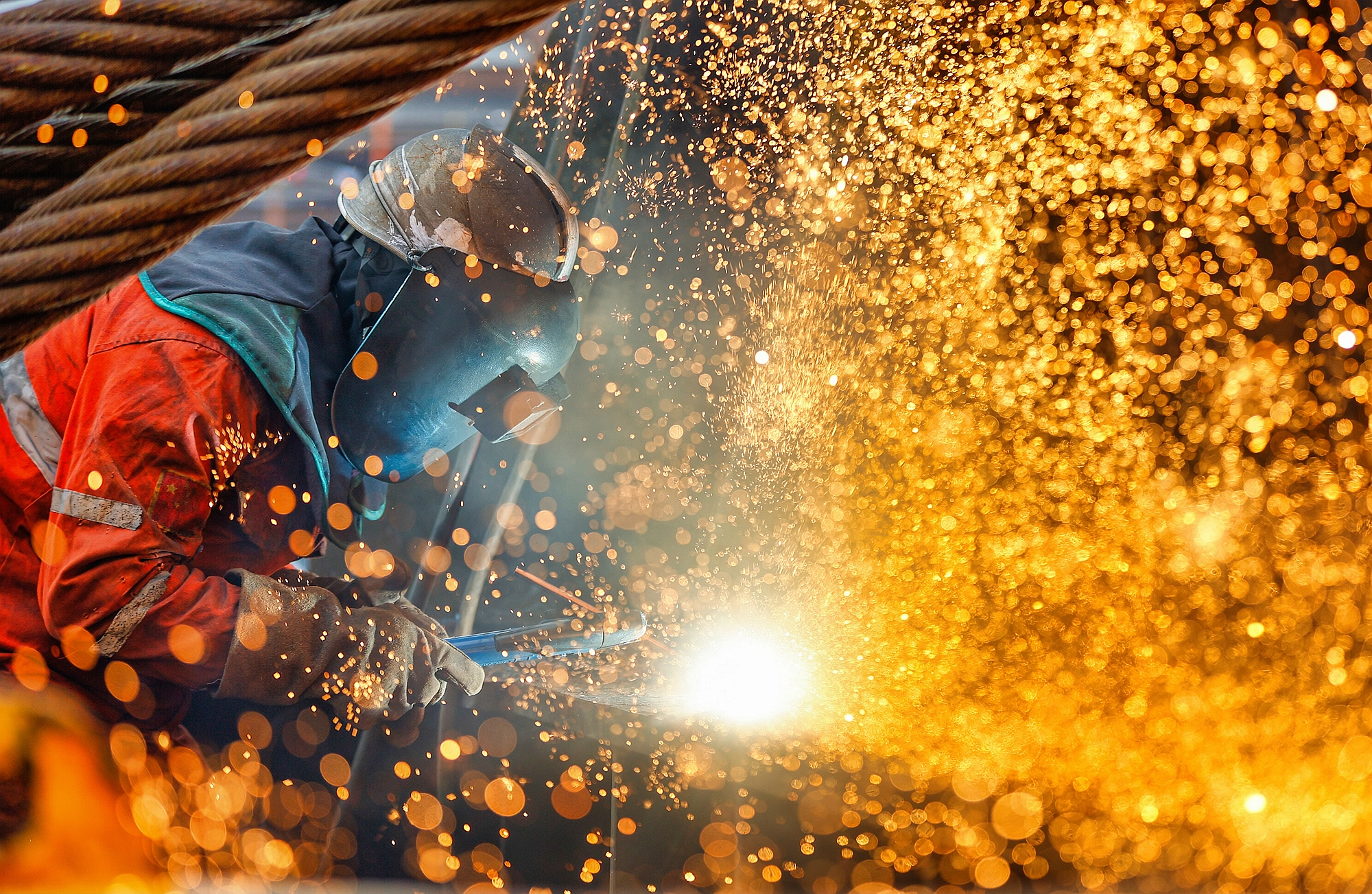 △ 2026年1月29日，在天津市濱海新區(qū)，海上油氣平臺建設工人進行現(xiàn)場施工。