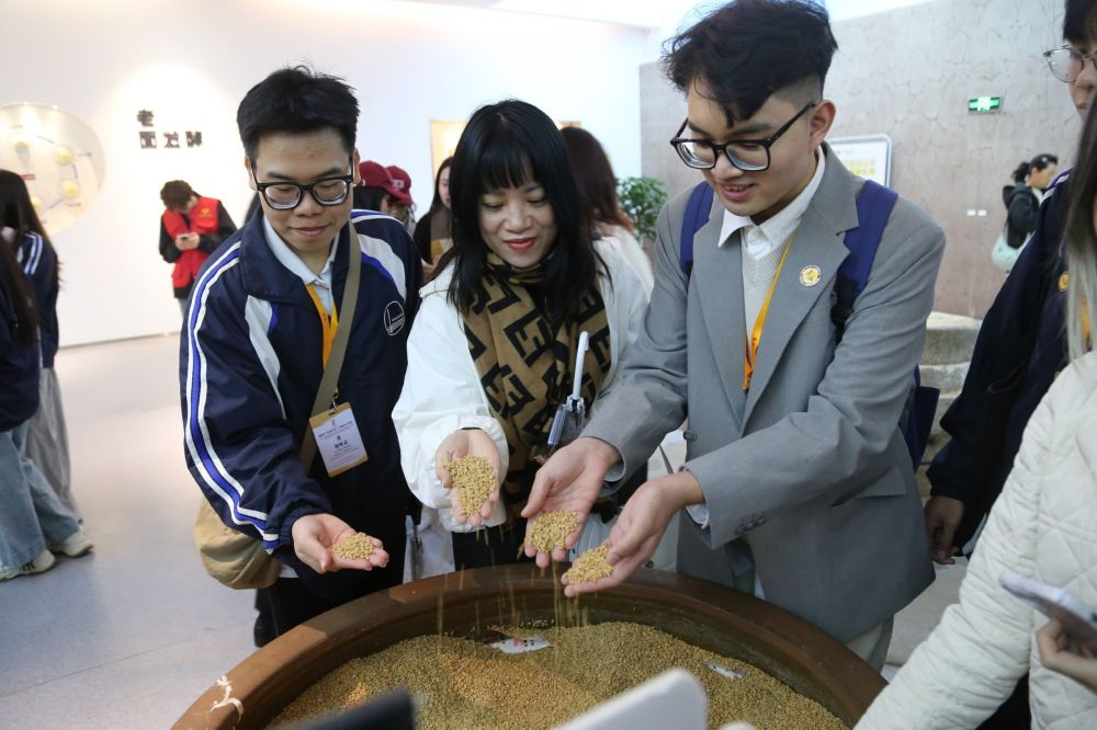 2026年3月30日，參加“紅色研學(xué)之旅”的越南青年在河北參觀新農(nóng)村建設(shè)。