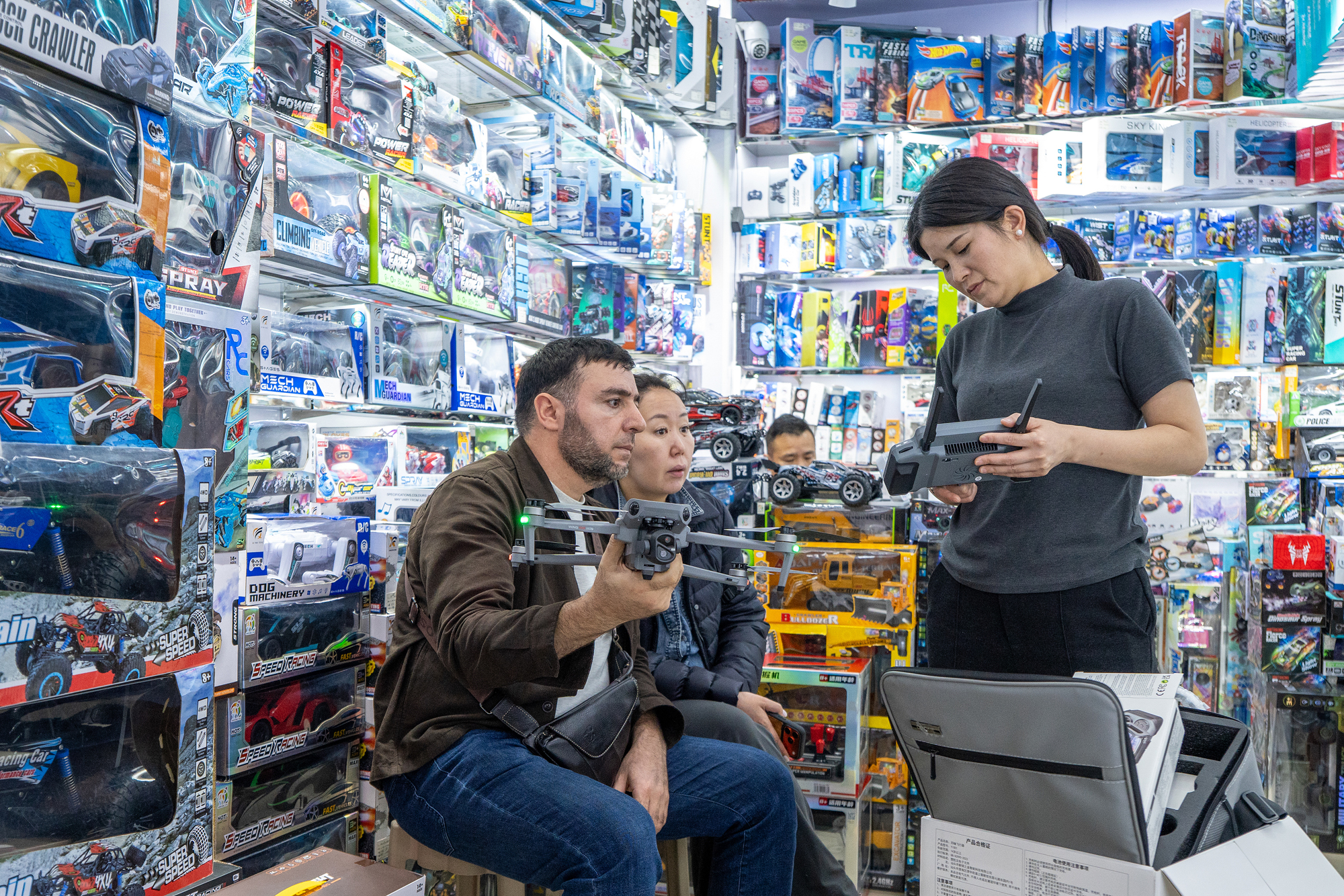 2026年4月1日，外商在浙江義烏國(guó)際商貿(mào)城洽談采購(gòu)小商品。