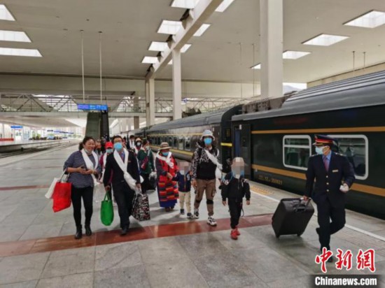 圖為拉薩車站工作人員為西藏先心病患兒和陪同人員提供“綠色”接力幫扶，并開通了專門通道，讓他們快速進(jìn)站上車。拉薩車站 供圖