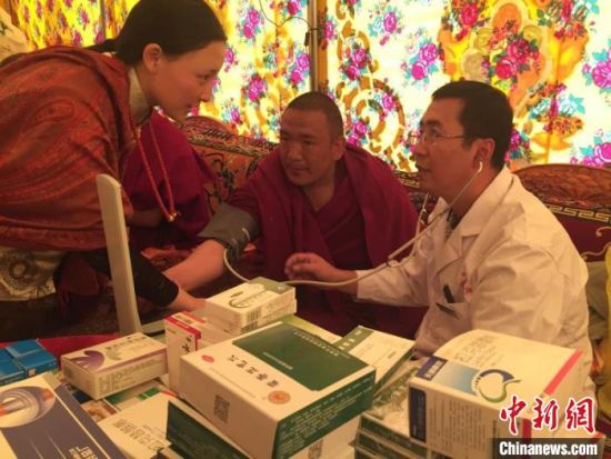 圖為馬少元(右一)在基層開(kāi)展義診。青海省第四人民醫(yī)院供圖