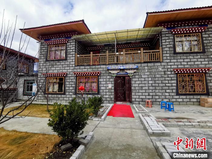 圖為林芝米林縣羌納鄉(xiāng)西嘎村村民家家戶戶發(fā)展庭院經(jīng)濟(jì)，院內(nèi)種滿了各種果樹。　趙延 攝