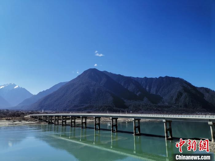 圖為現(xiàn)在已經(jīng)通車的魯霞大橋?！≮w延 攝