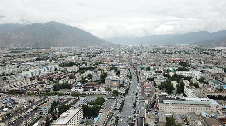 8月10日無人機(jī)拍攝的拉薩城市一景。新華社記者 王益亮 攝.jpg