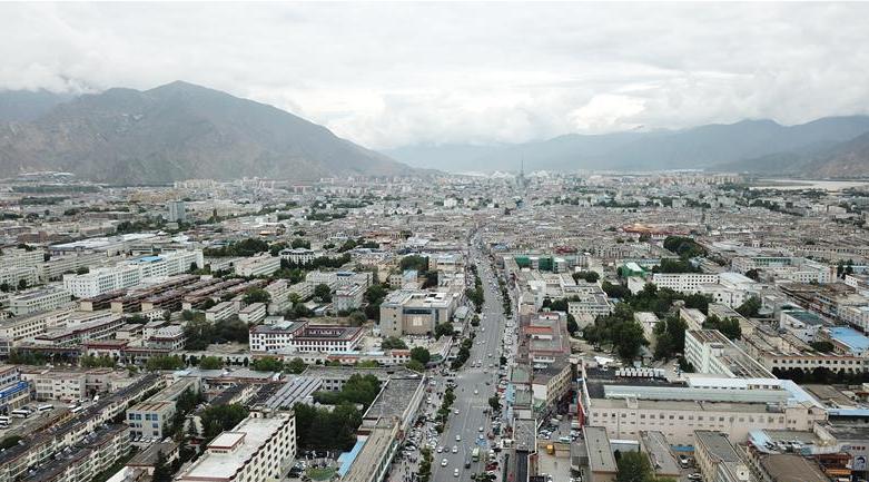 8月10日無人機拍攝的拉薩城市一景。新華社記者 王益亮 攝.jpg