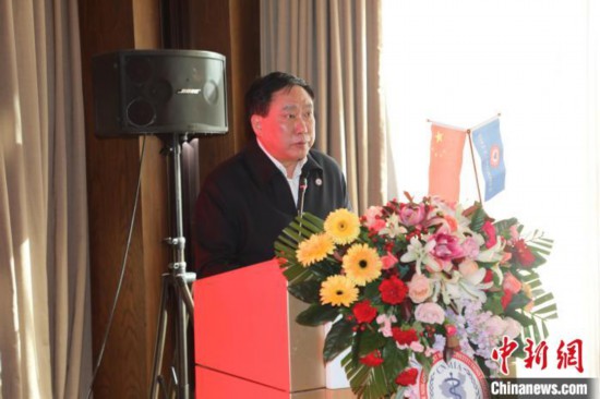 圖為中國(guó)非公立醫(yī)療機(jī)構(gòu)協(xié)會(huì)常務(wù)副會(huì)長(zhǎng)兼秘書長(zhǎng)郝德明致辭?！№n相澤 攝