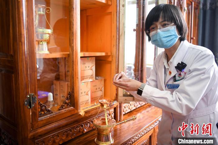 湖南中醫(yī)藥大學第一附屬醫(yī)院外治科援藏醫(yī)生譚濤介紹中醫(yī)和藏醫(yī)向結(jié)合的霍爾麥療法?！钊A峰 攝