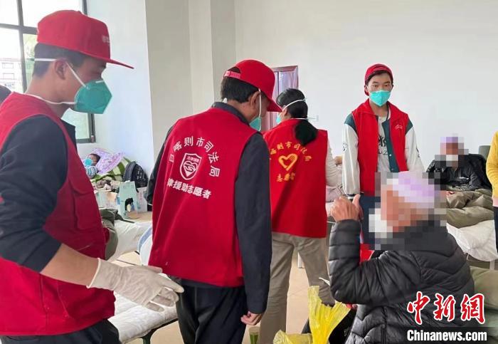 圖為得到妥善安置周到的服務(wù)，患者向志愿者豎起大拇指?！∪湛t市委宣傳部供圖