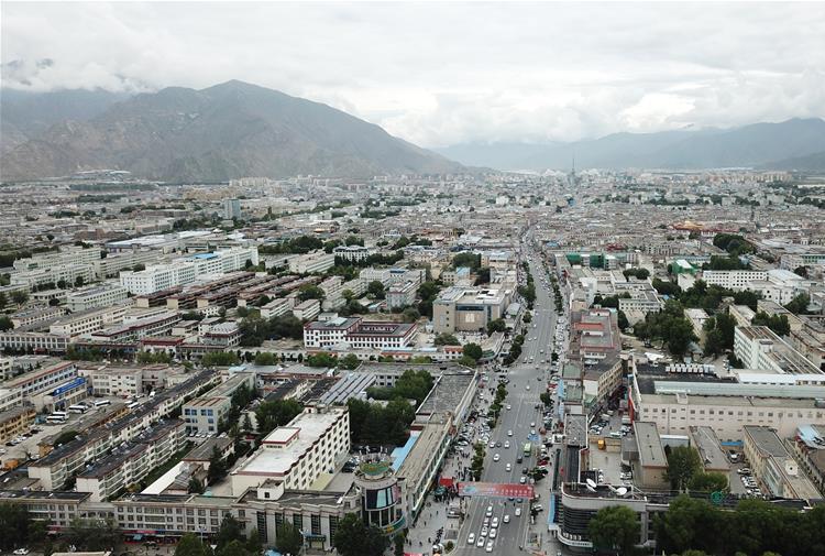 8??10日無(wú)人機(jī)拍攝的拉薩城市一景???新華社記??? 王益?? ??.jpg