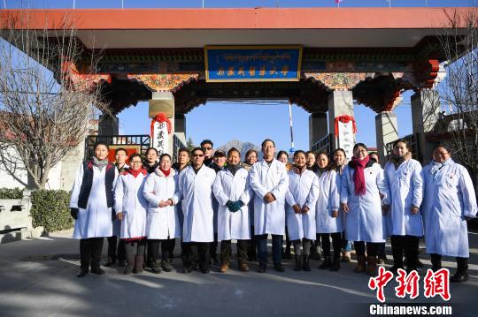 圖為該校師生在更名后的西藏藏醫(yī)藥大學(xué)校門前合影留念。　何蓬磊 攝