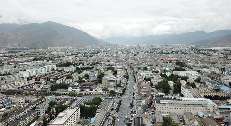 8月10日無(wú)人機(jī)拍攝的拉薩城市一景。新華社記者 王益亮 攝.jpg