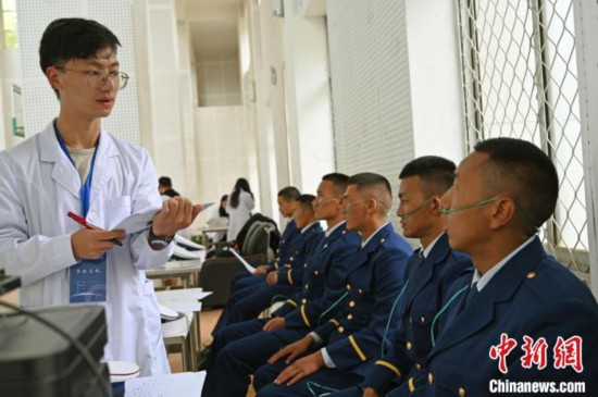 圖為研究團(tuán)隊成員登記消防員信息。　趙朗 攝