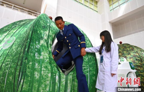 圖為參與完測試，消防員走出高壓氧倉。　趙朗 攝