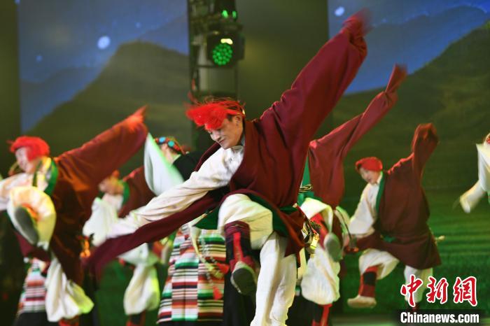 圖為演員在聯(lián)歡晚會上表演?！∝暩聛硭?攝