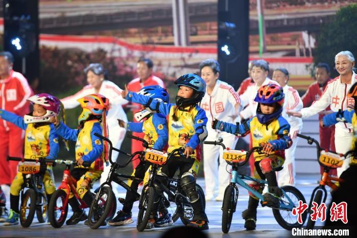 圖為拉薩市春節(jié)藏歷新年聯(lián)歡晚會錄制現(xiàn)場?！∝暩聛硭?攝