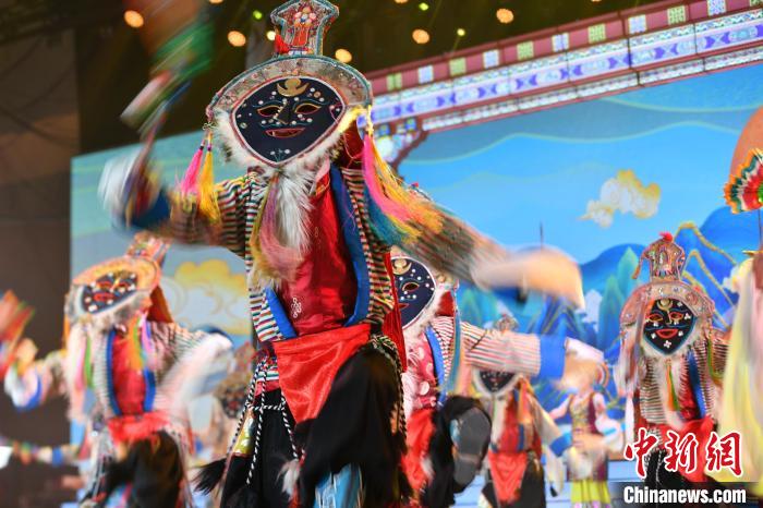 圖為演員在聯(lián)歡晚會上表演?！∝暩聛硭?攝