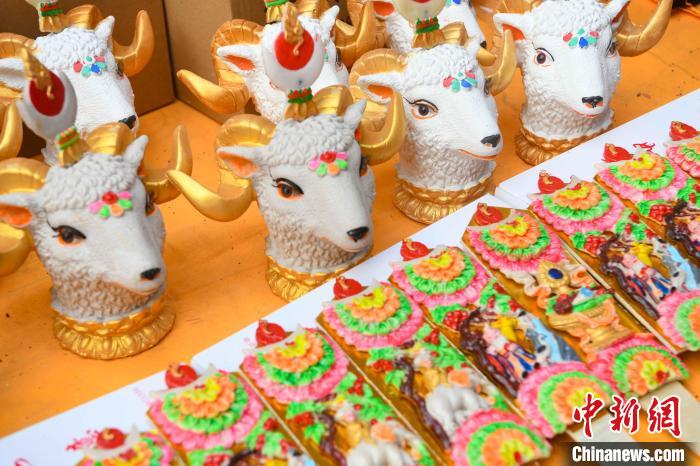 圖為拉薩市場(chǎng)上待售的吉祥羊頭。　貢嘎來(lái)松 攝