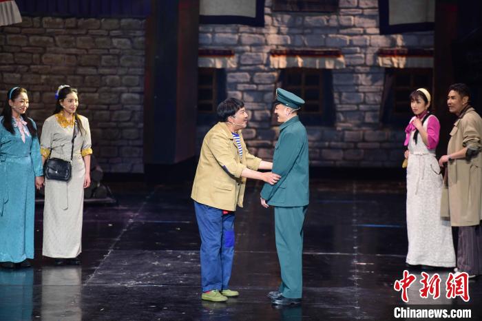 圖為西藏本土話劇《八廓街北院》演出現(xiàn)場。　劉瑤 攝