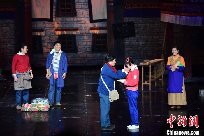 圖為西藏本土話劇《八廓街北院》演出現(xiàn)場?！∝暩聛硭?攝