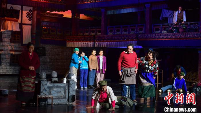 圖為西藏本土話劇《八廓街北院》演出現(xiàn)場?！∝暩聛硭?攝