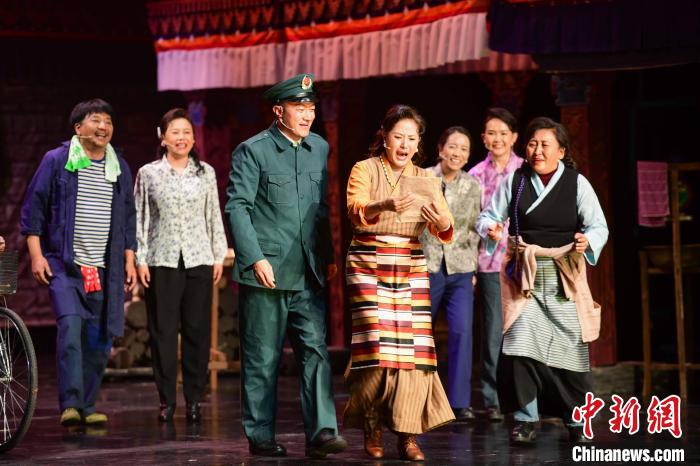 圖為西藏本土話劇《八廓街北院》演出現(xiàn)場?！∝暩聛硭?攝