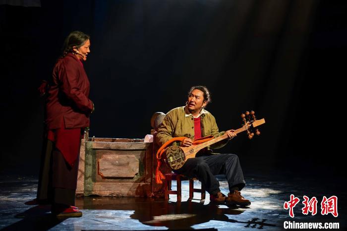 圖為西藏本土話劇《八廓街北院》演出現(xiàn)場?！∝暩聛硭?攝