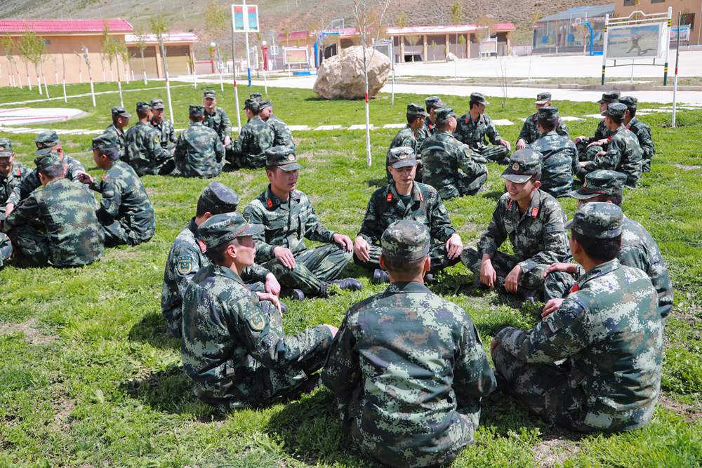 官兵正在開展“讀書分享”交流活動(dòng)。