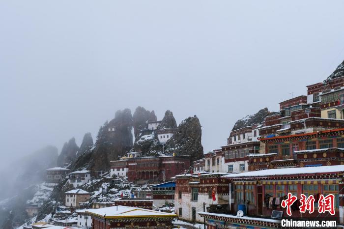 云霧環(huán)繞的孜珠寺。　江飛波 攝