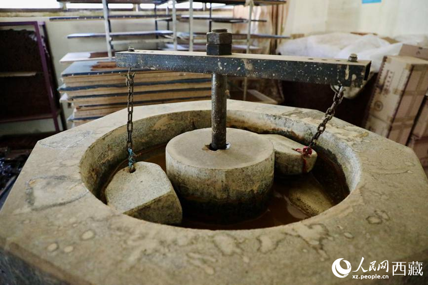 制作藏香的原料用石頭混合研磨。人民網(wǎng)記者 次仁羅布攝