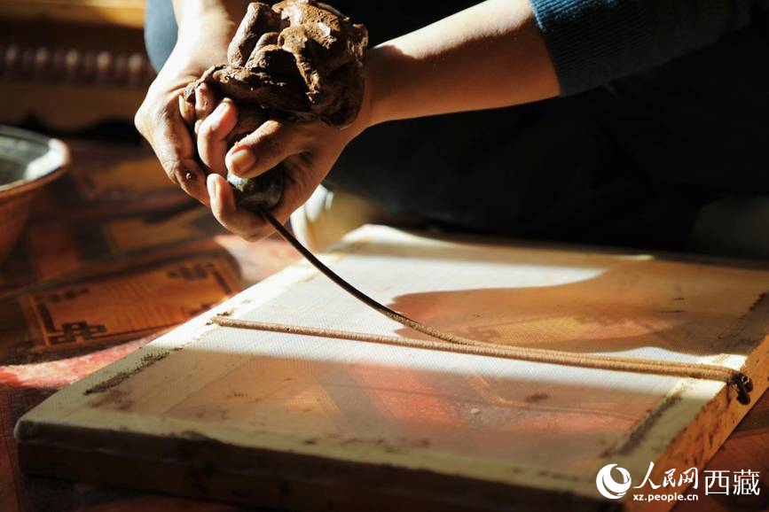 制作藏香過程。人民網(wǎng)記者 次仁羅布攝