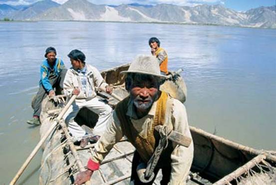 1圖 拉薩渡口的牛皮船。圖片來源《中國西藏》雜志.jpg