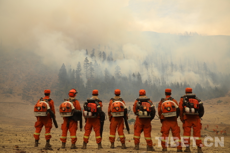 2 洛松旺修攝 “10.13”察隅空檔村向火場出征.jpg 2 洛松旺修攝 “10.13”察隅空檔村向火場出征.jpg