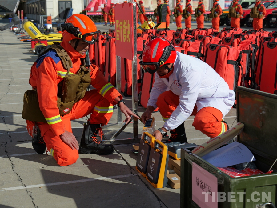 圖為 抽查自動(dòng)體外除顫?rùn)C(jī) 作者丹增平措.JPG 圖為 抽查自動(dòng)體外除顫?rùn)C(jī) 作者丹增平措.JPG