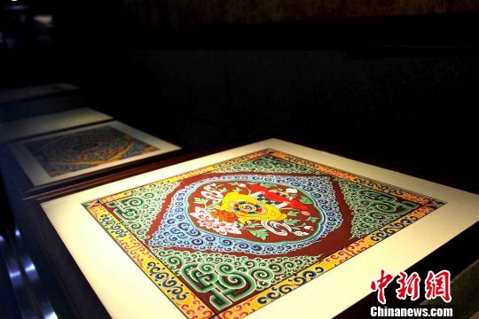 圖為藏式建筑傳統(tǒng)圖案。　張?zhí)砀?攝