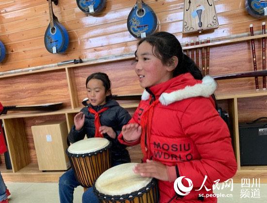 民族樂器興趣小組的學(xué)生們正在練習(xí)音樂。（高婉汀 攝）