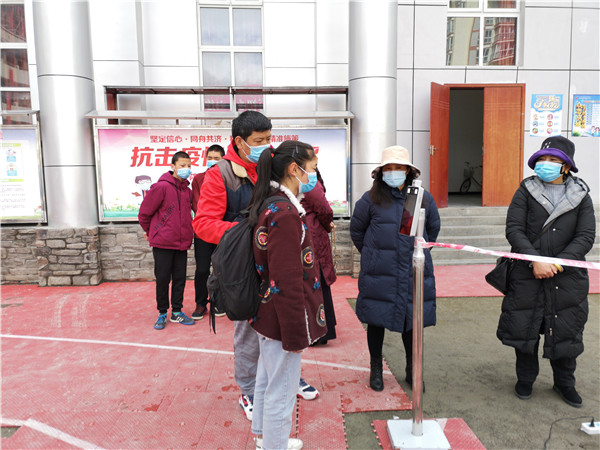 圖片默認(rèn)標(biāo)題_fororder_1、學(xué)生排隊(duì)進(jìn)入校園-攝影-左斌