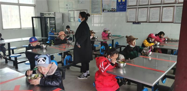 圖片默認(rèn)標(biāo)題_fororder_3、錯(cuò)峰就餐的學(xué)生們-攝影-左斌