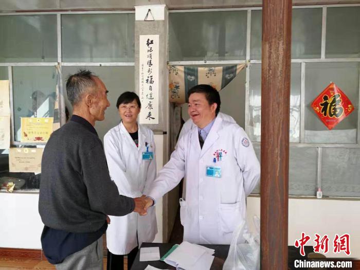浙江援青醫(yī)生千里扶貧路:盼患病老鄉(xiāng)少一個是一個