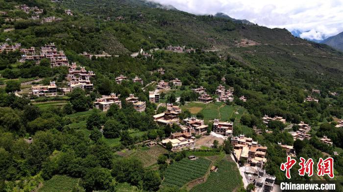 四川丹巴村民洛太的民宿致富夢：“除了好政策，自己更要有干勁”