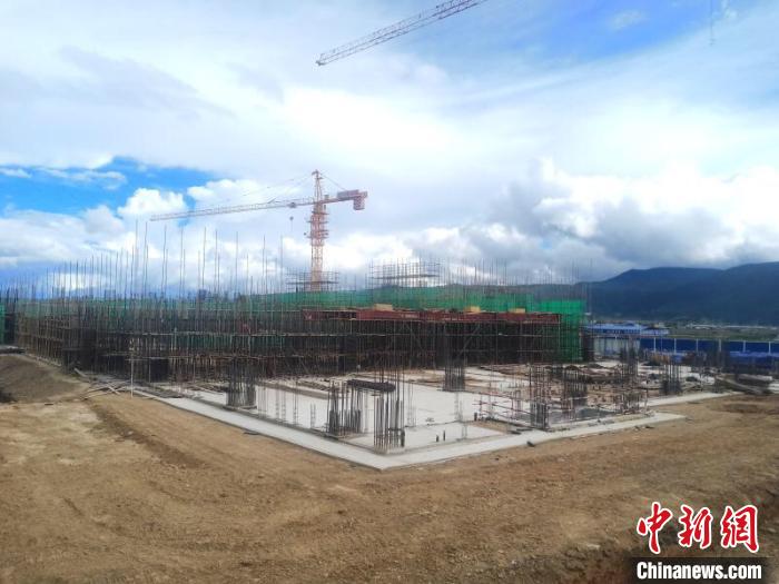 圖為香格里拉站實(shí)現(xiàn)封頂。中國鐵路昆明局集團(tuán)供圖