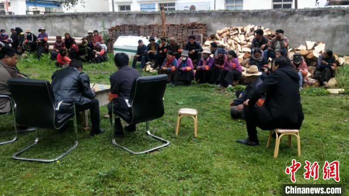 村民接受防火常識教育。若爾蓋縣林業(yè)和草原局供圖