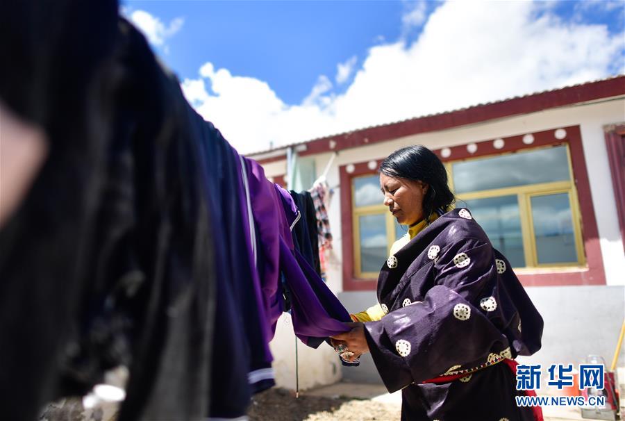 （走向我們的小康生活）（3）青?，敹啵狐S河源的幸福村