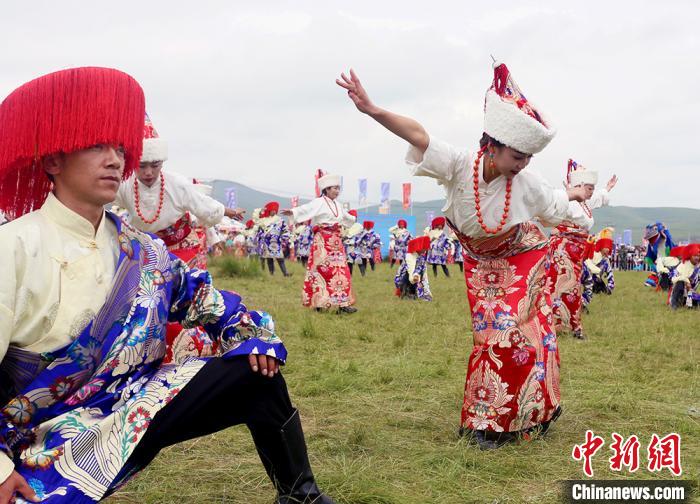 當(dāng)?shù)孛癖姎g慶香浪節(jié)?！「哒?攝