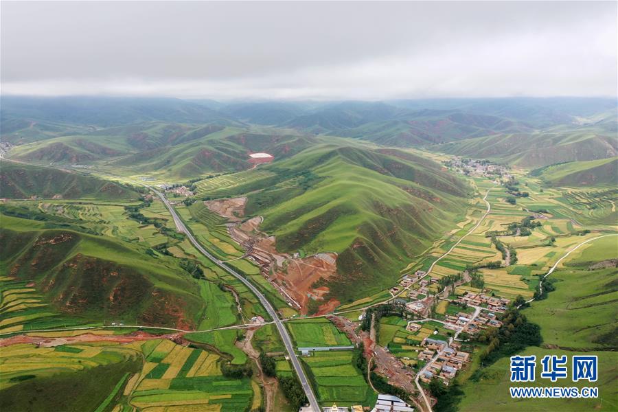 (走向我們的小康生活)(10)飛閱九色甘南香巴拉