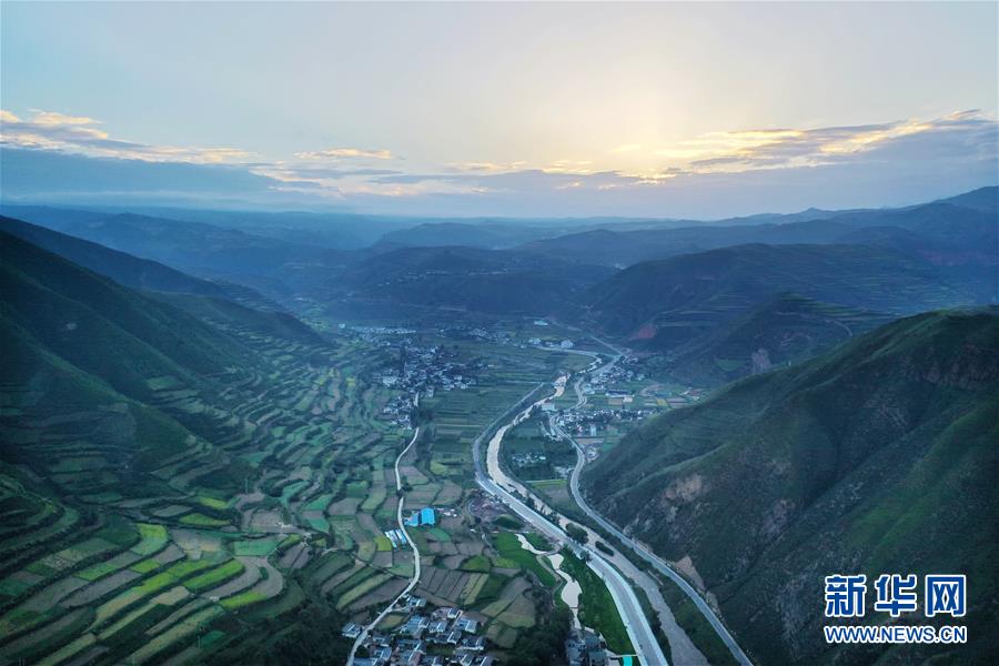 (走向我們的小康生活)(2)飛閱九色甘南香巴拉