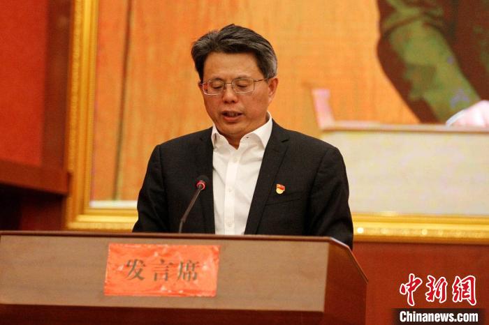 圖為果洛州委常委、副州長、上海市援青聯(lián)絡(luò)組組長馮志勇總結(jié)對口支援十年工作?！」逯菸麄鞑抗﹫D 攝