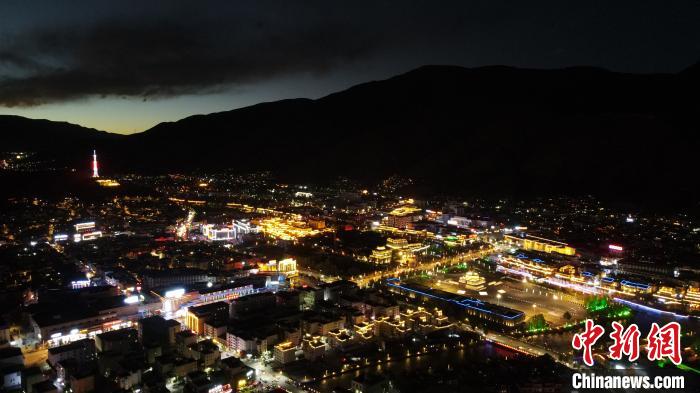 圖為玉樹市城市建設(shè)?！√K丹 攝